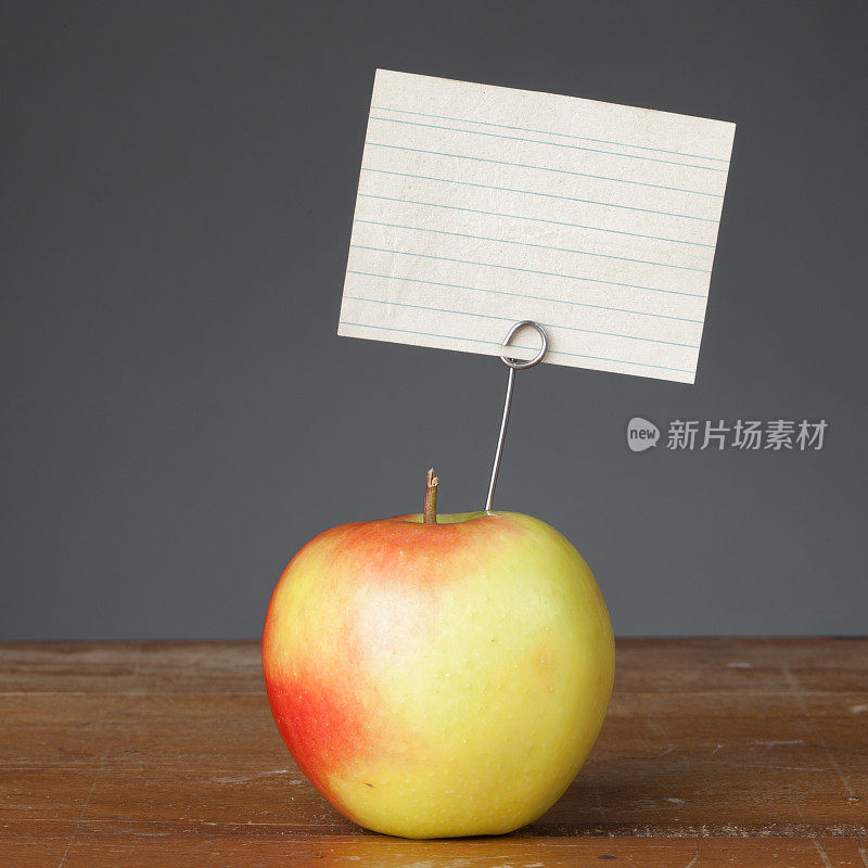 比较食物-苹果与小空白盾牌/标志